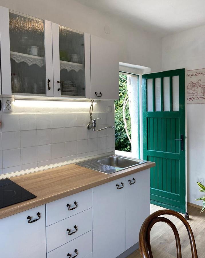 Dida Roko, Rustikalni Apartman S Terasom Kastela Exterior photo